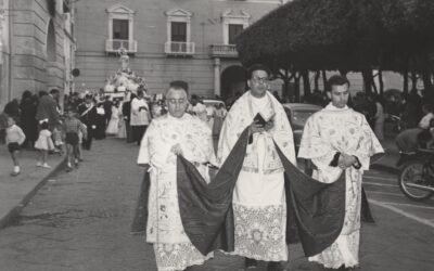 Processione di Maria Ausiliatrice al centro don Scrivo, direttore; a destra don Carmine Di Biase